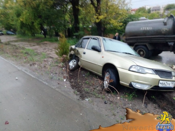 В Симферополе водитель иномарки разбил машину на 300 тысяч и улетел в кювет (ФОТО) - «Симферополь»