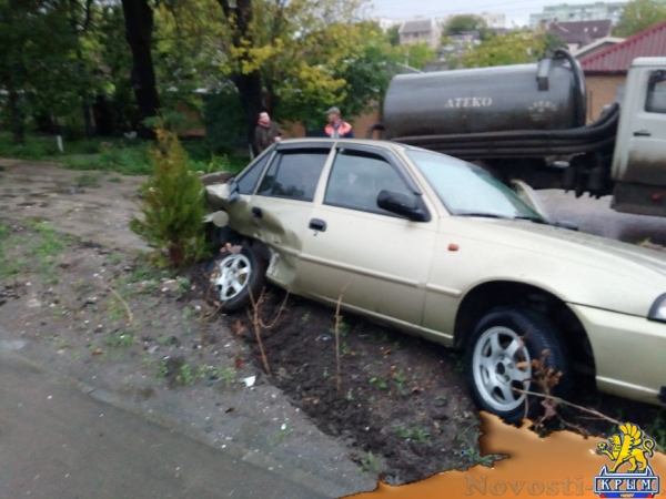 В Симферополе водитель иномарки разбил машину на 300 тысяч и улетел в кювет (ФОТО) - «Симферополь»