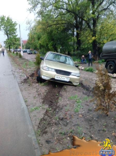 В Симферополе водитель иномарки разбил машину на 300 тысяч и улетел в кювет (ФОТО) - «Симферополь»