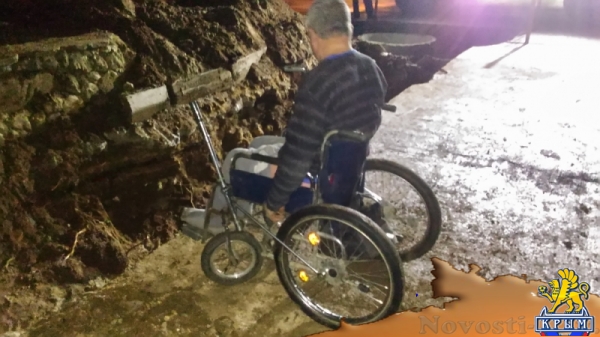 В Крыму пенсионер в инвалидной коляске упал в траншею (ФОТО) - «Симферополь»