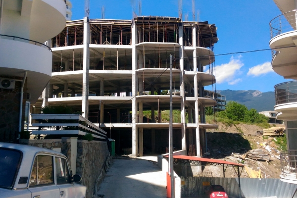 Ялтинский ЖСК незаконно возводит 5-этажку вместо частного домовладения — Александр Спиридонов - «Госкомрегистр»