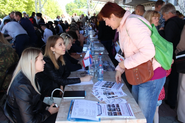 Более 250 соискателей заинтересовались свободными вакансиями в Госкомрегистре на прошедшей в центре Симферополя ярмарке вакансий - «Госкомрегистр»