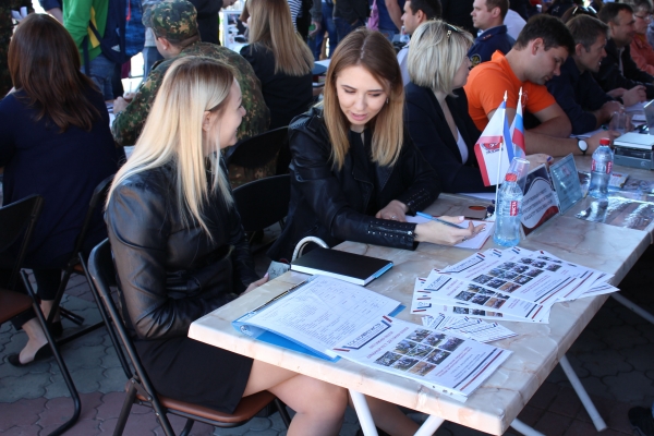 Более 250 соискателей заинтересовались свободными вакансиями в Госкомрегистре на прошедшей в центре Симферополя ярмарке вакансий - «Госкомрегистр»