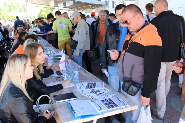 Более 250 соискателей заинтересовались свободными вакансиями в Госкомрегистре на прошедшей в центре Симферополя ярмарке вакансий - «Госкомрегистр»