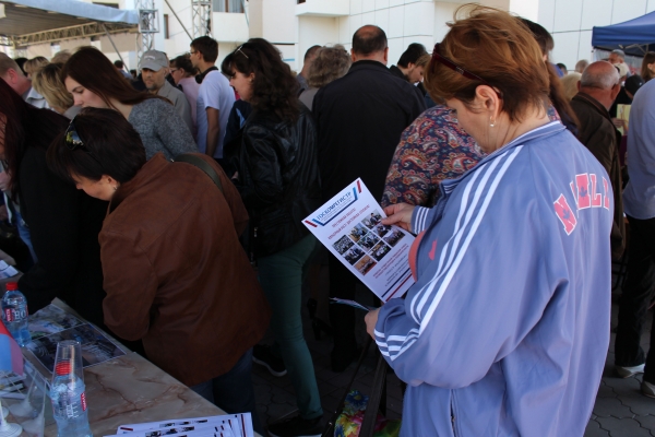 Более 250 соискателей заинтересовались свободными вакансиями в Госкомрегистре на прошедшей в центре Симферополя ярмарке вакансий - «Госкомрегистр»