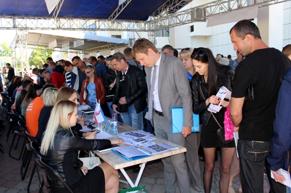 Более 250 соискателей заинтересовались свободными вакансиями в Госкомрегистре на прошедшей в центре Симферополя ярмарке вакансий - «Госкомрегистр»
