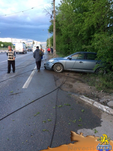 ДТП в Симферополе: упавший столб раздавил микроавтобус (ФОТО, ВИДЕО, подробности) - «Симферополь»