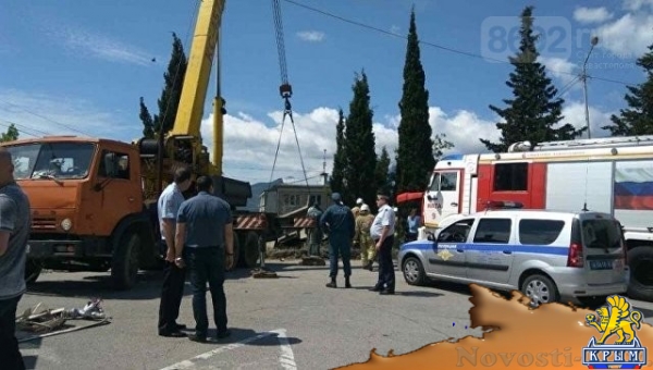 В Крыму грузовик сбил насмерть на детской площадке женщину с ребенком. МВД ищут очевидцев  - «Происшествия»