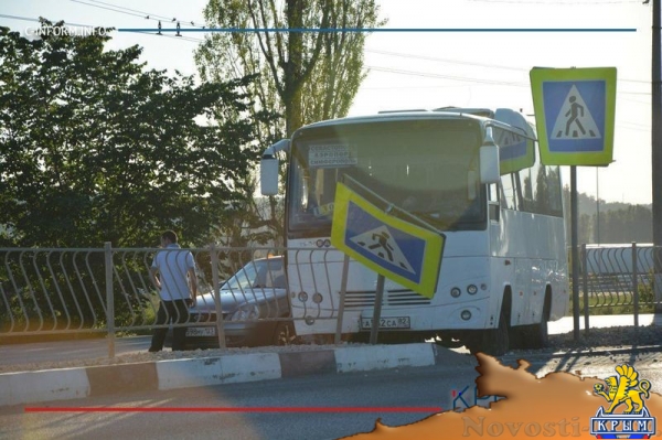 Междугородный автобус снес знак пешеходного перехода на въезде в Симферополь - «Происшествия» Междугородный автобус снес знак пешеходного перехода на въезде в Симферополь - «Происшествия»