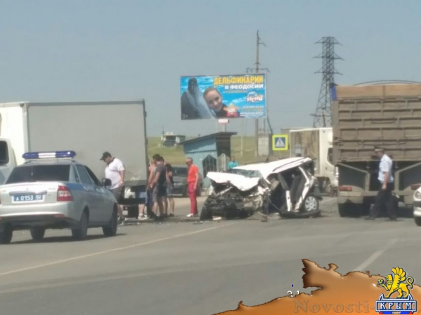 В Крыму легковушку смяло после столкновения с фурой - «Происшествия»