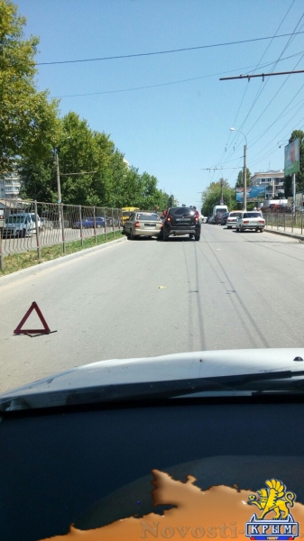 В Симферополе внедорожник «толкнул» легковушку в забор - «Происшествия»