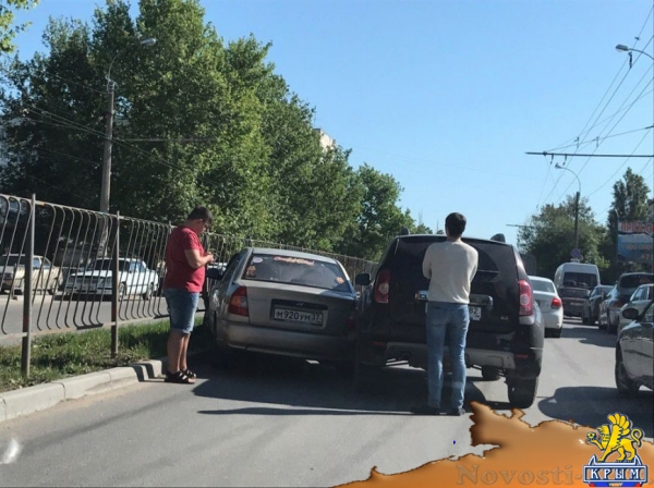 В Симферополе внедорожник «толкнул» легковушку в забор - «Происшествия»