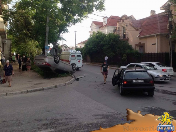 В Севастополе на несчастливом перекрестке снова перевернулся автомобиль - «Происшествия»