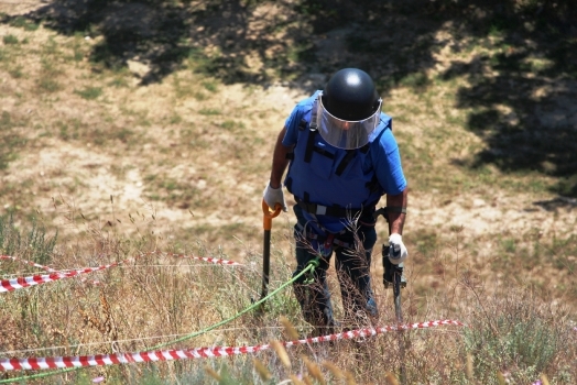 Пиротехники Центра «Лидер» проводят разминирование Крепости Керчь - «МЧС»