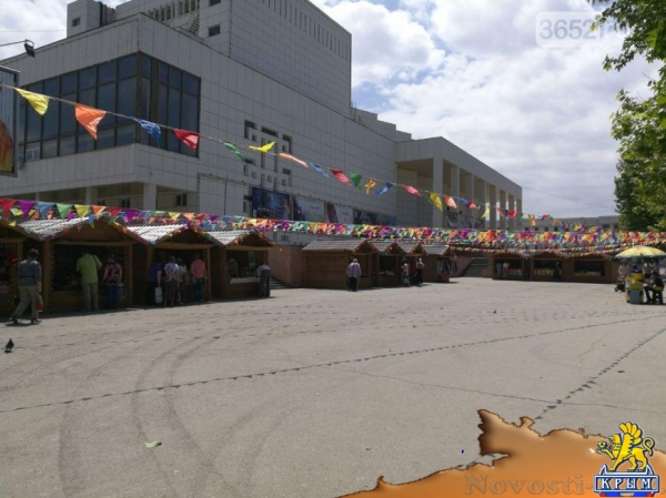 Симферопольцы разочарованы: в центре города торгуют вещами и дорогим мёдом (ФОТОФАКТ) - «Симферополь»