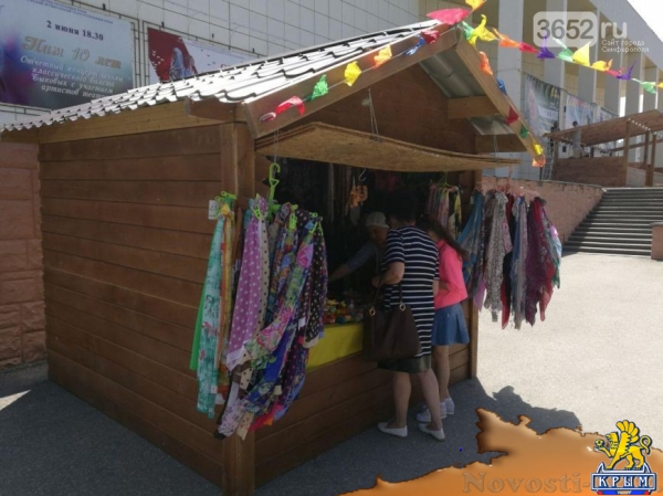 Симферопольцы разочарованы: в центре города торгуют вещами и дорогим мёдом (ФОТОФАКТ) - «Симферополь»