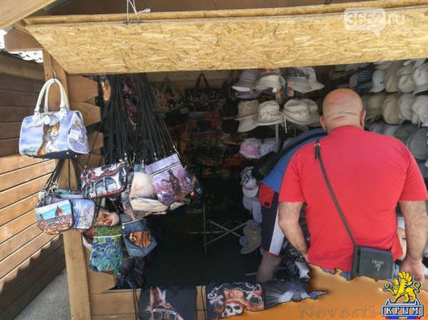 Симферопольцы разочарованы: в центре города торгуют вещами и дорогим мёдом (ФОТОФАКТ) - «Симферополь»