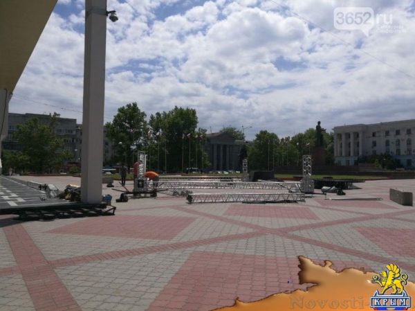В Симферополе устанавливают сцену для выступления Бутусова (ФОТОФАКТ) - «Симферополь» В Симферополе устанавливают сцену для выступления Бутусова (ФОТОФАКТ) - «Симферополь»