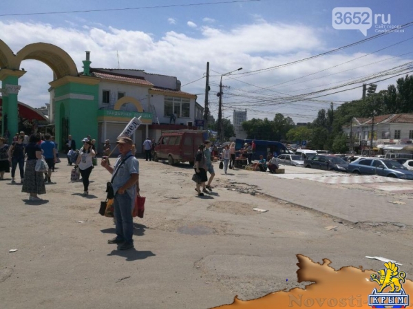 В Симферополе "стихийщики" продолжают торговать на руинах у Центрального рынка (ФОТОФАКТ) - «Симферополь»
