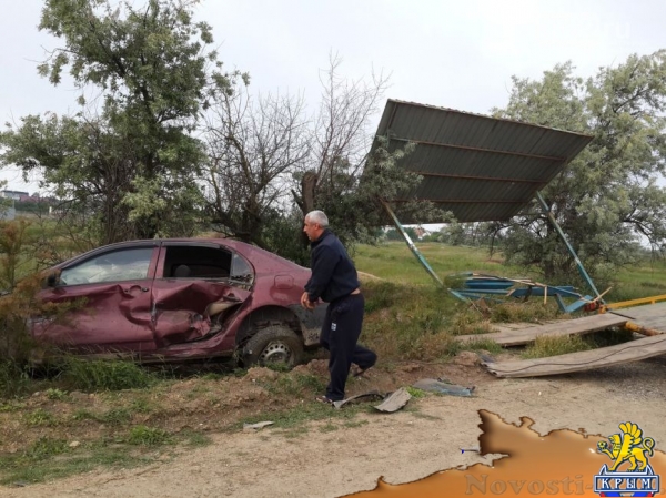 В Крыму иномарка на полном ходу влетела в остановку - водитель уснул за рулем (ФОТО) - «Симферополь»