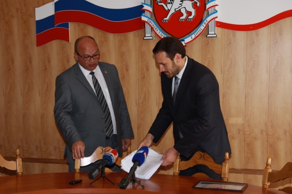 Председатель Госкомрегистра вручил главе Администрации очередные 65 документов о праве собственности на муниципальное имущество - «Госкомрегистр»