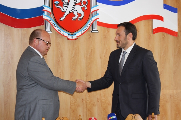 Председатель Госкомрегистра вручил главе Администрации очередные 65 документов о праве собственности на муниципальное имущество - «Госкомрегистр»