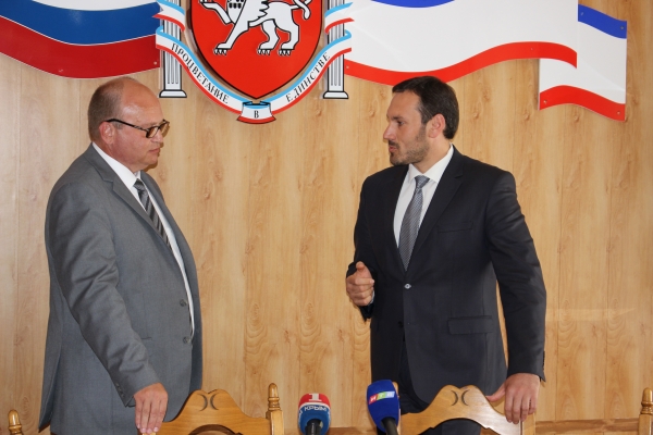 Председатель Госкомрегистра вручил главе Администрации очередные 65 документов о праве собственности на муниципальное имущество - «Госкомрегистр»