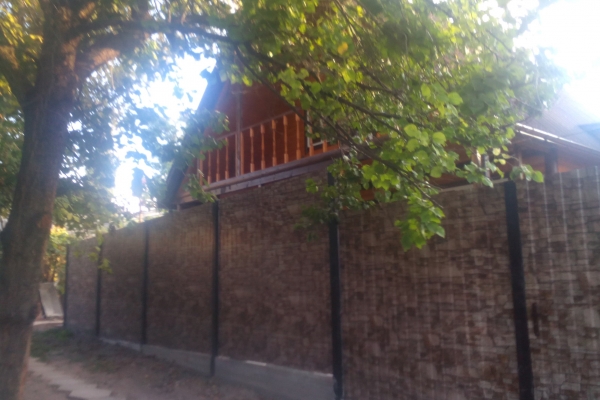 Специалисты Госземнадзора зафиксировали в Симферополе незаконное пользование 120 кв.м земли, на которой возведен частный дом - «Госкомрегистр»