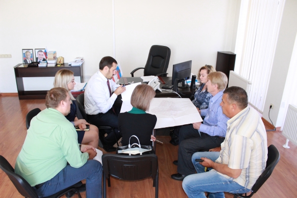 Прежде чем выделять гражданам земельные участки, руководству садоводческих товариществ необходимо оформить документы на весь массив — Александр Спиридонов - «Госкомрегистр»