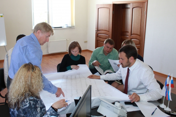 Прежде чем выделять гражданам земельные участки, руководству садоводческих товариществ необходимо оформить документы на весь массив — Александр Спиридонов - «Госкомрегистр»