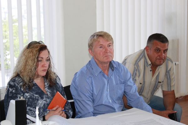 Прежде чем выделять гражданам земельные участки, руководству садоводческих товариществ необходимо оформить документы на весь массив — Александр Спиридонов - «Госкомрегистр»