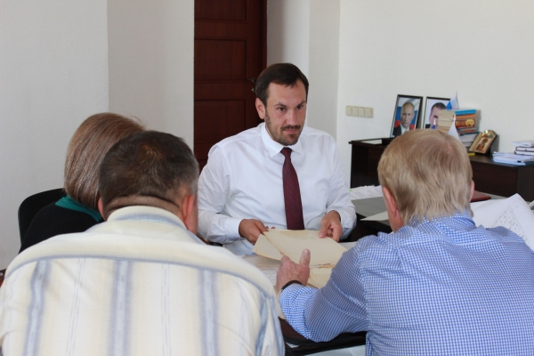 Прежде чем выделять гражданам земельные участки, руководству садоводческих товариществ необходимо оформить документы на весь массив — Александр Спиридонов - «Госкомрегистр»