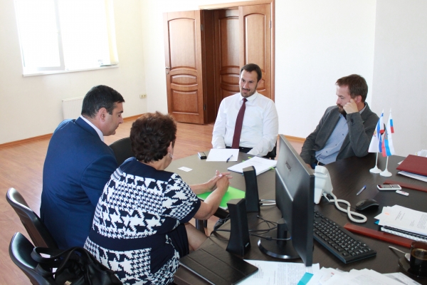 Специалисты Госкомрегистра оказывают содействие Крымскому содовому заводу в оформлении почти 4800 га земли - «Госкомрегистр»