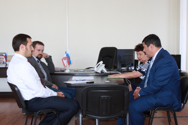 Специалисты Госкомрегистра оказывают содействие Крымскому содовому заводу в оформлении почти 4800 га земли - «Госкомрегистр»