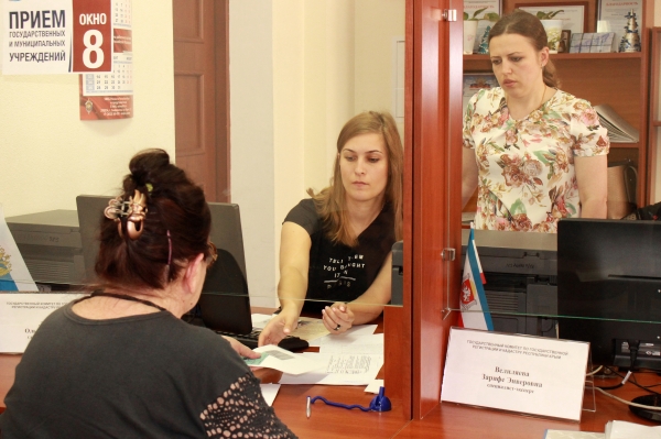 Коллектив Госкомрегистра помогает 82-летней жительнице Симферополя в оформлении квартиры - «Госкомрегистр»