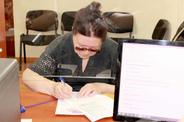 Коллектив Госкомрегистра помогает 82-летней жительнице Симферополя в оформлении квартиры - «Госкомрегистр»