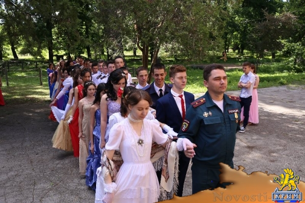 В ЛНР в дворянской усадьбе Мсциховского провели молодежный бал (ФОТО) - «Общество Крыма»