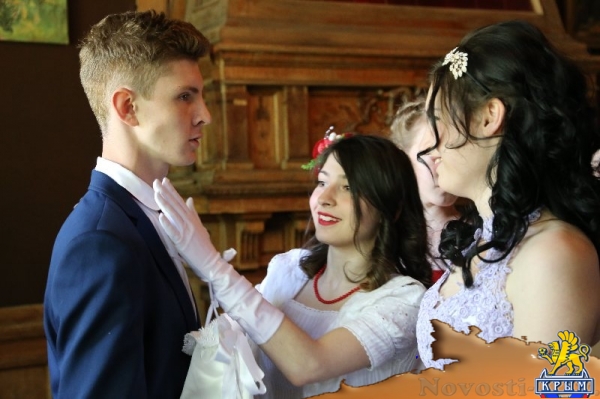 В ЛНР в дворянской усадьбе Мсциховского провели молодежный бал (ФОТО) - «Общество Крыма»