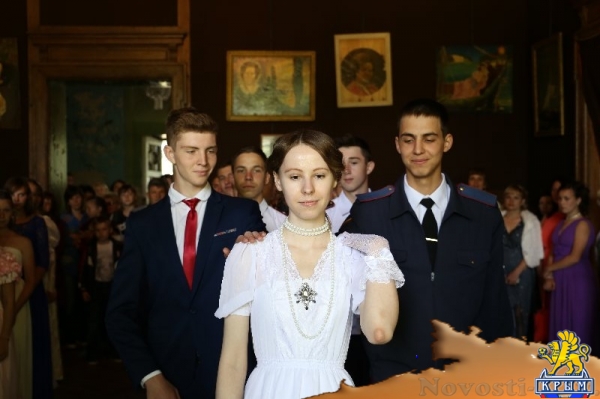 В ЛНР в дворянской усадьбе Мсциховского провели молодежный бал (ФОТО) - «Общество Крыма»