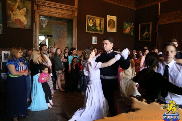 В ЛНР в дворянской усадьбе Мсциховского провели молодежный бал (ФОТО) - «Общество Крыма»