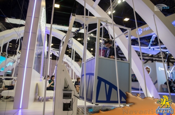 Гости ПМЭФ смотрят на стройку моста в Крым онлайн - «Керчь»