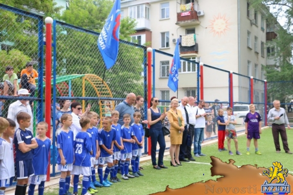 В Керчи открыли поле для мини-футбола - «Керчь»