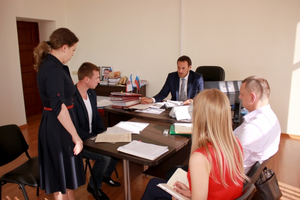 Консультирование граждан по комплексным вопросам — неотъемлемая часть работы Госкомрегистра — Александр Спиридонов - «Госкомрегистр»