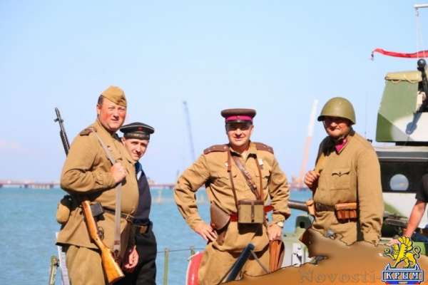 У Керчи пришвартовался плавучий бронекатер - «Керчь»