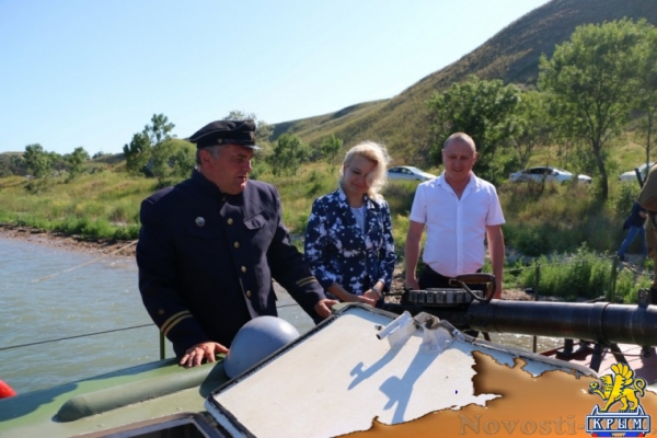 У Керчи пришвартовался плавучий бронекатер - «Керчь»