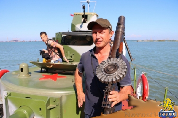 У Керчи пришвартовался плавучий бронекатер - «Керчь»