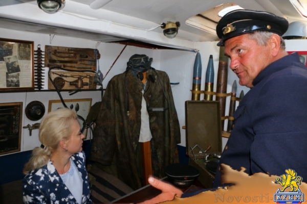 У Керчи пришвартовался плавучий бронекатер - «Керчь»