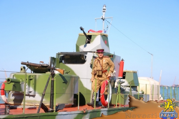 У Керчи пришвартовался плавучий бронекатер - «Керчь»