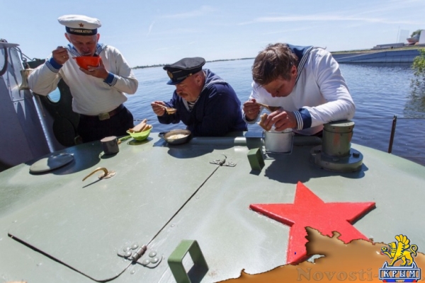 У Керчи пришвартовался плавучий бронекатер - «Керчь»