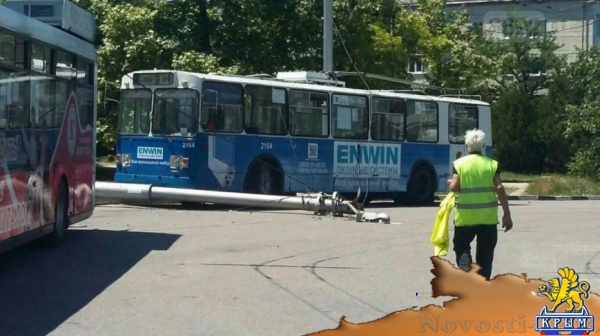 В Севастополе поперек дороги рухнул столб - движение ограничено [фото]  - «Происшествия»